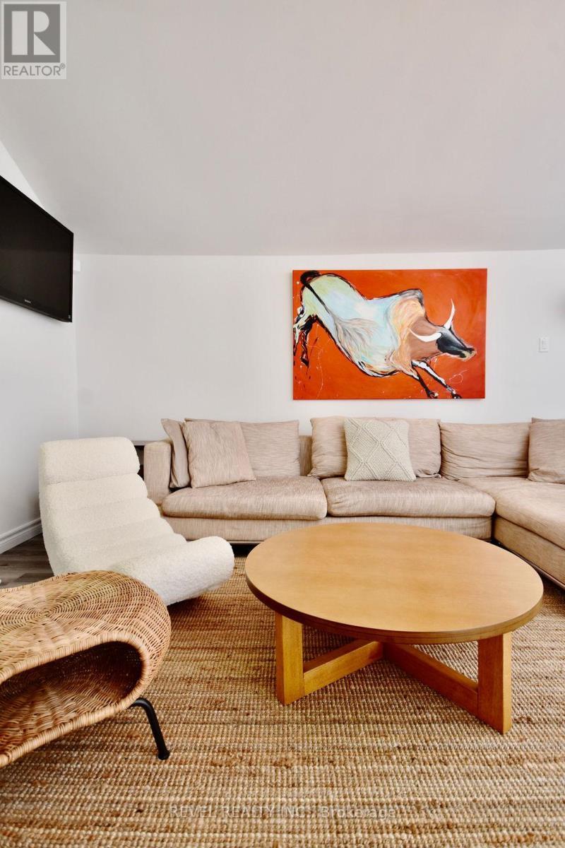 39 Domar Road, Tiny, ON - Indoor Photo Showing Living Room
