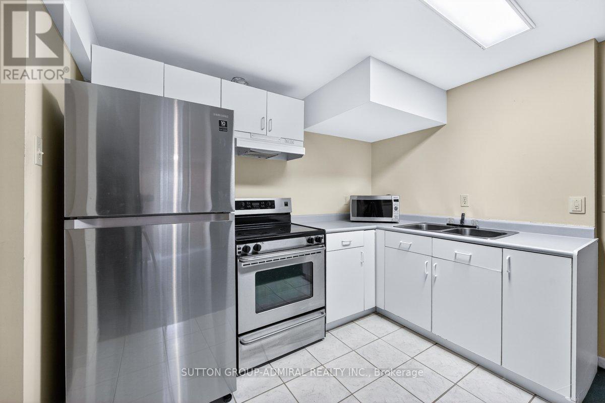 126 Redondo Drive E, Vaughan, ON - Indoor Photo Showing Kitchen With Double Sink