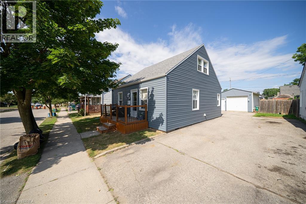 77 Eighth Avenue, Brantford, ON - Outdoor