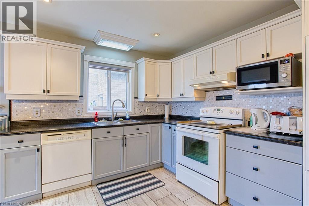 7192 Kelly Drive, Niagara Falls, ON - Indoor Photo Showing Kitchen With Double Sink
