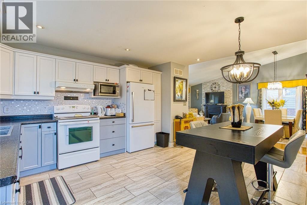 7192 Kelly Drive, Niagara Falls, ON - Indoor Photo Showing Kitchen