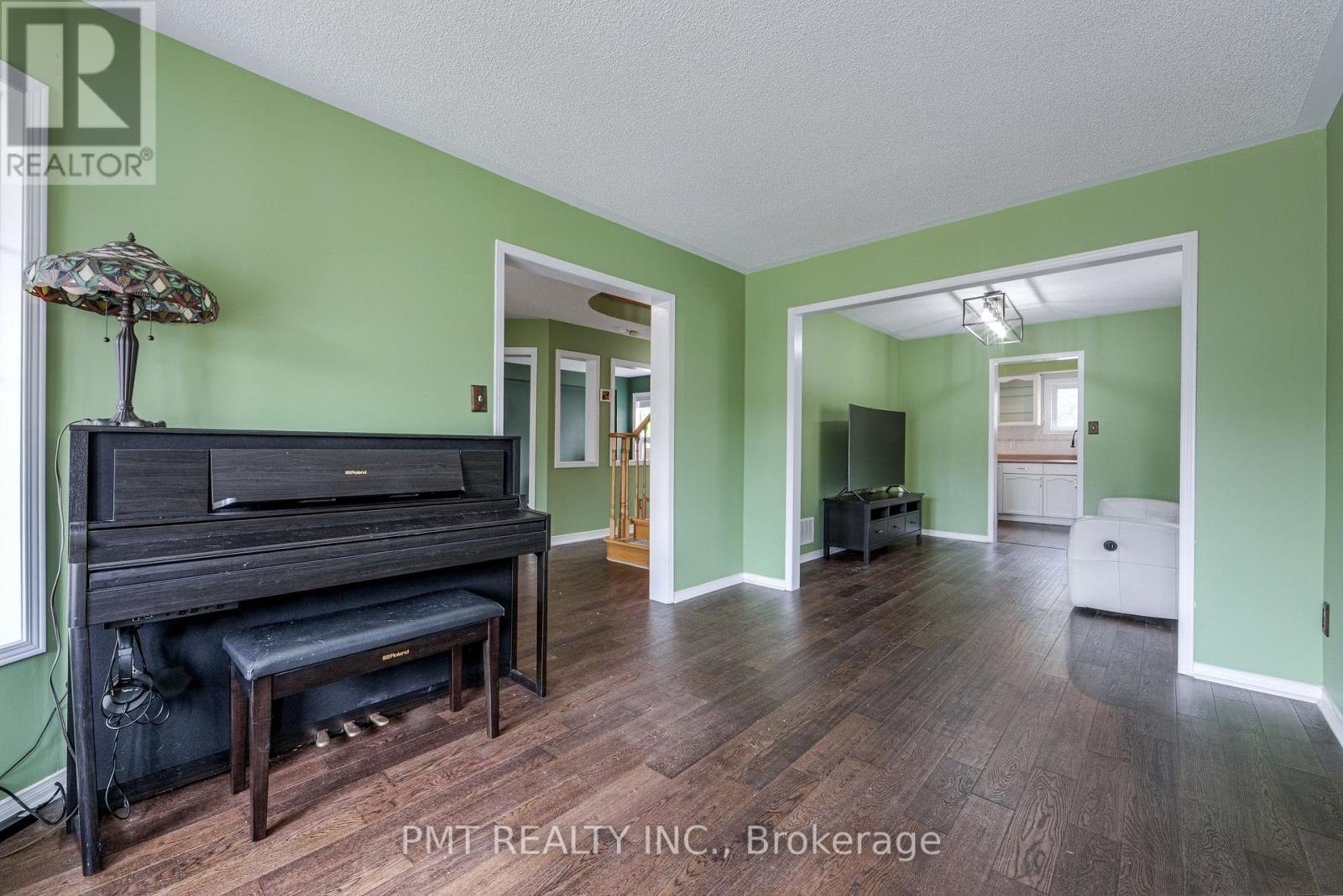 6364 Alderwood Trail, Mississauga, ON - Indoor Photo Showing Living Room