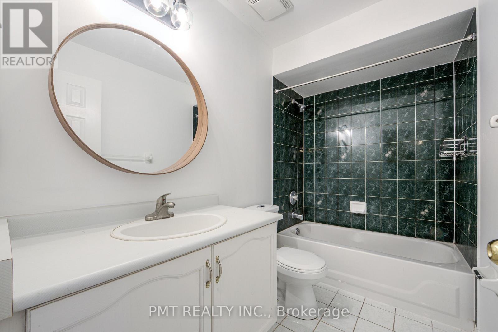 6364 Alderwood Trail, Mississauga, ON - Indoor Photo Showing Bathroom