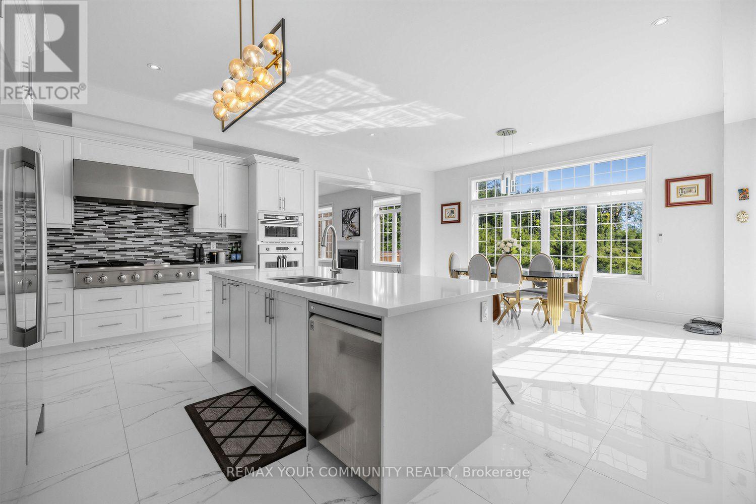 19 Redmond Crescent, Springwater, ON - Indoor Photo Showing Kitchen With Upgraded Kitchen
