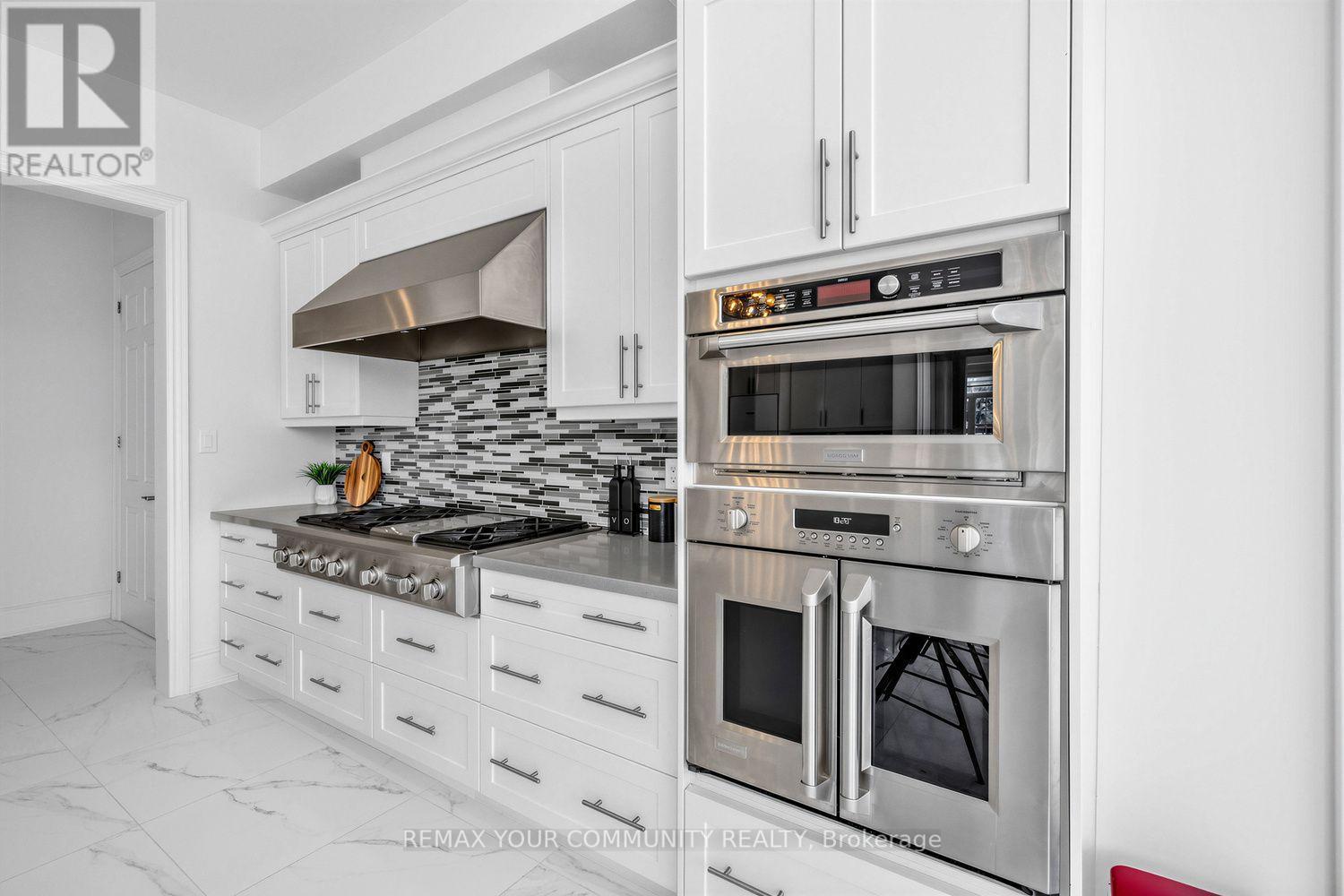 19 Redmond Crescent, Springwater, ON - Indoor Photo Showing Kitchen With Upgraded Kitchen