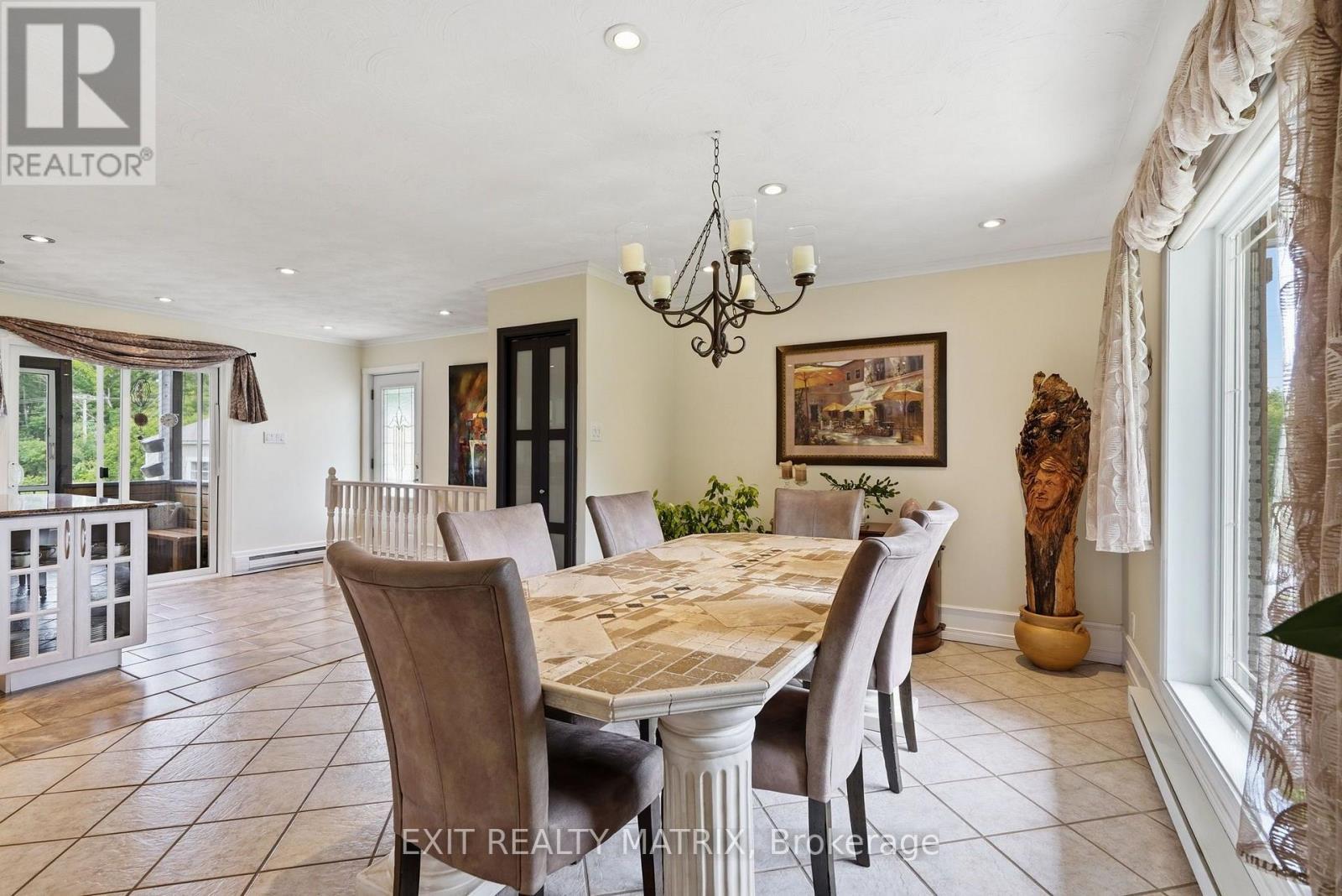 554 Front Road, Champlain, ON - Indoor Photo Showing Dining Room