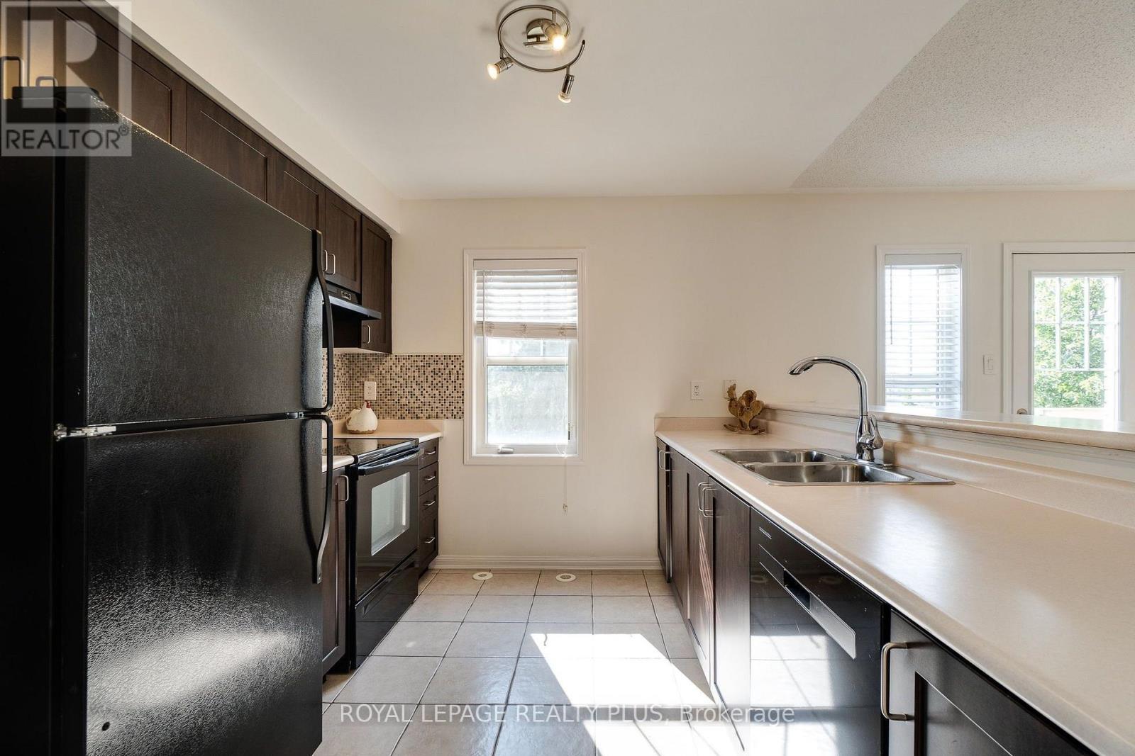 501 Cavanagh Lane, Milton, ON - Indoor Photo Showing Kitchen With Double Sink
