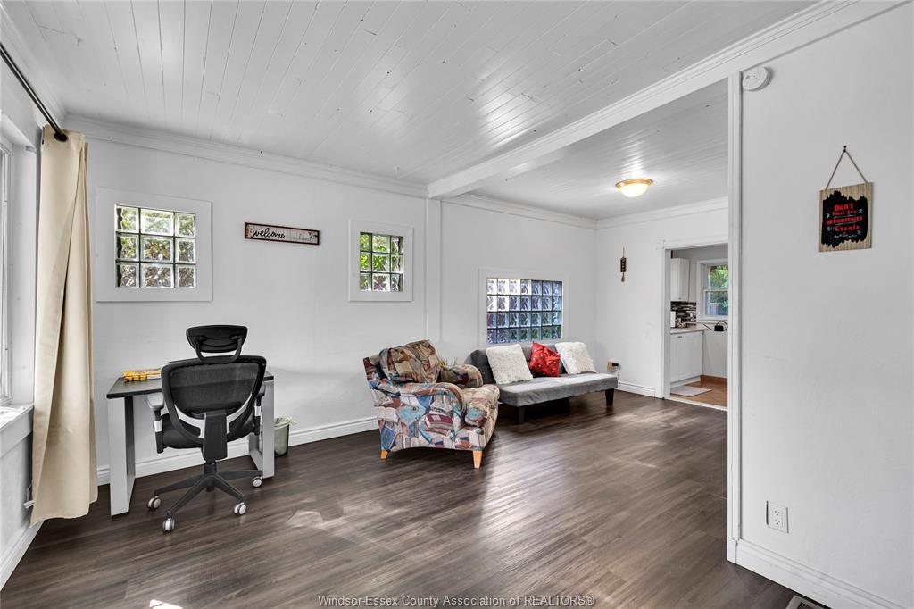 1757 Pierre Avenue, Windsor, ON - Indoor Photo Showing Living Room
