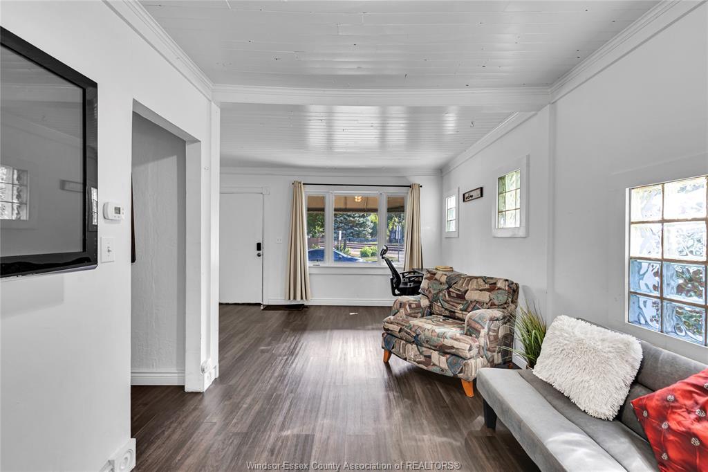 1757 Pierre Avenue, Windsor, ON - Indoor Photo Showing Living Room