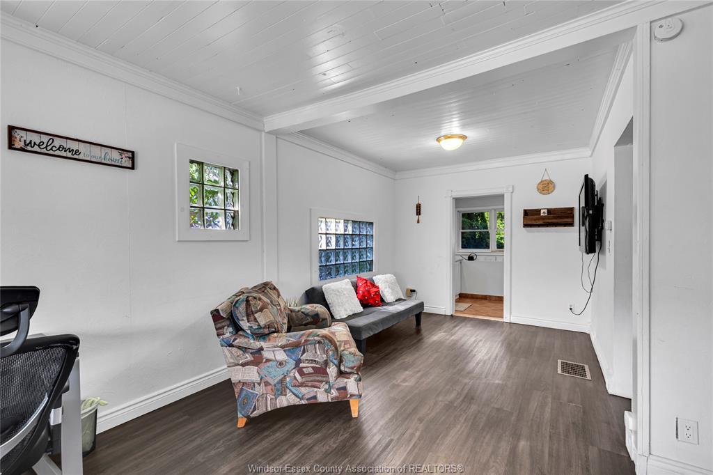 1757 Pierre Avenue, Windsor, ON - Indoor Photo Showing Living Room