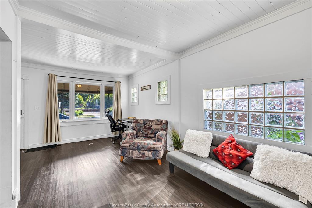 1757 Pierre Avenue, Windsor, ON - Indoor Photo Showing Living Room