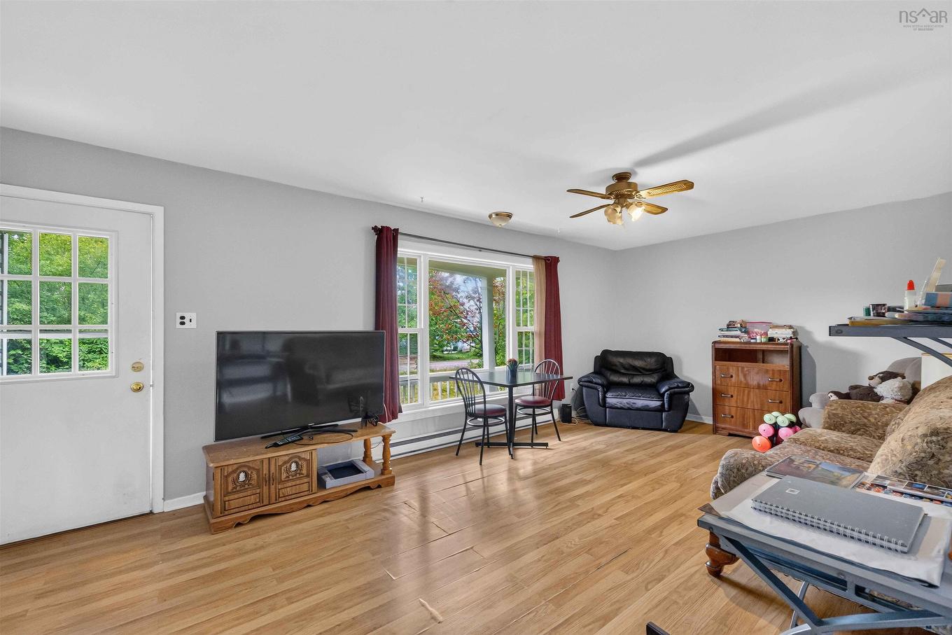 127 Highland Avenue, Wolfville, NS - Indoor Photo Showing Living Room