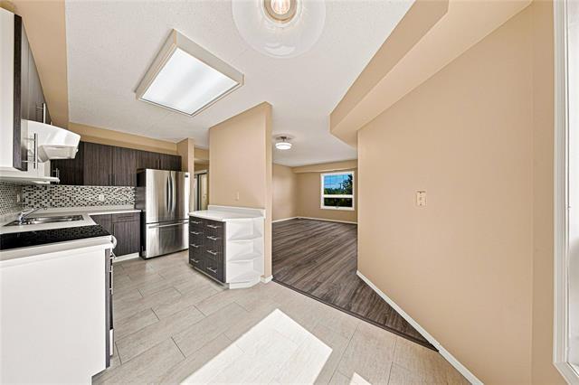 306-1840 Henderson Hwy, Winnipeg, MB - Indoor Photo Showing Kitchen With Double Sink
