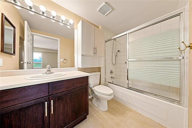 306-1840 Henderson Hwy, Winnipeg, MB - Indoor Photo Showing Bathroom