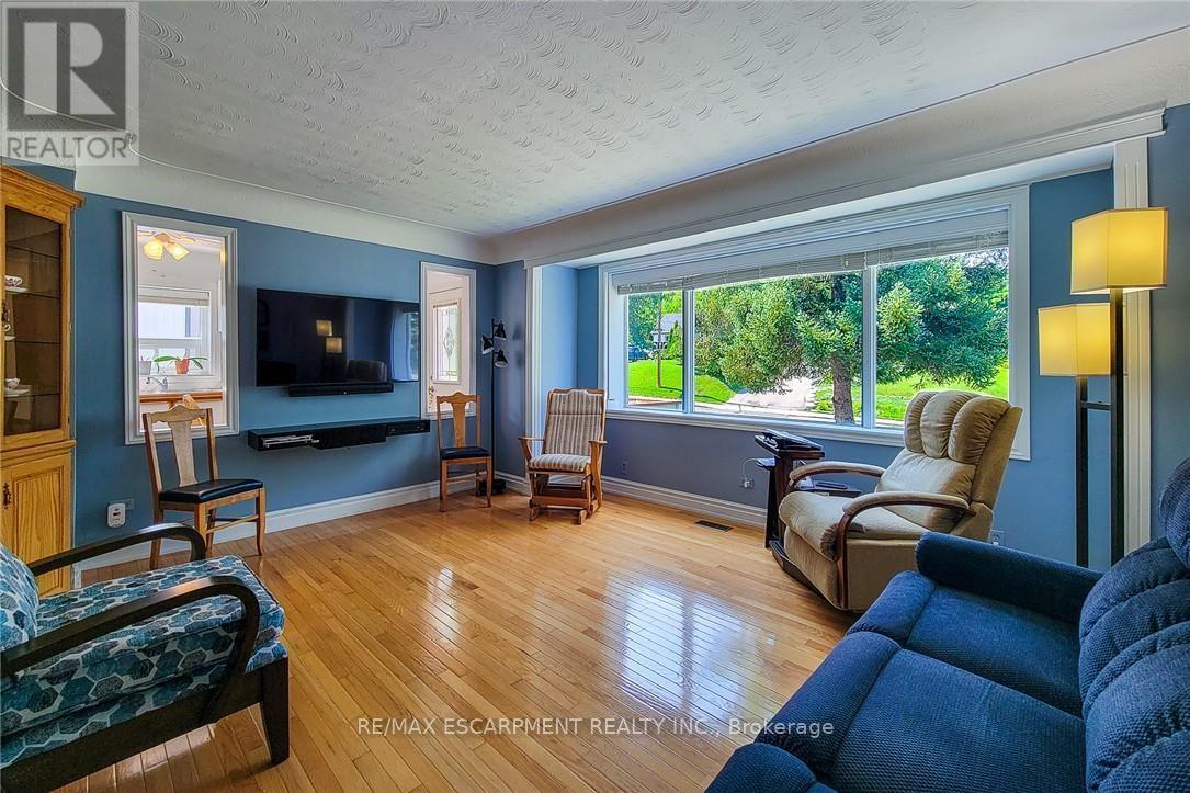 42 Lake Avenue N, Hamilton, ON - Indoor Photo Showing Living Room