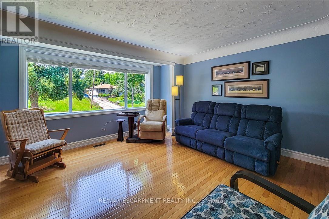 42 Lake Avenue N, Hamilton, ON - Indoor Photo Showing Living Room
