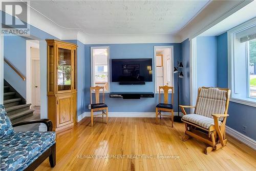 42 Lake Avenue N, Hamilton, ON - Indoor Photo Showing Living Room