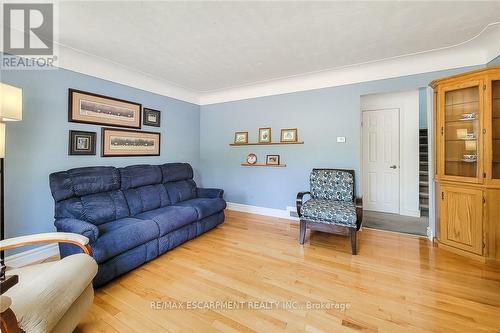 42 Lake Avenue N, Hamilton, ON - Indoor Photo Showing Living Room