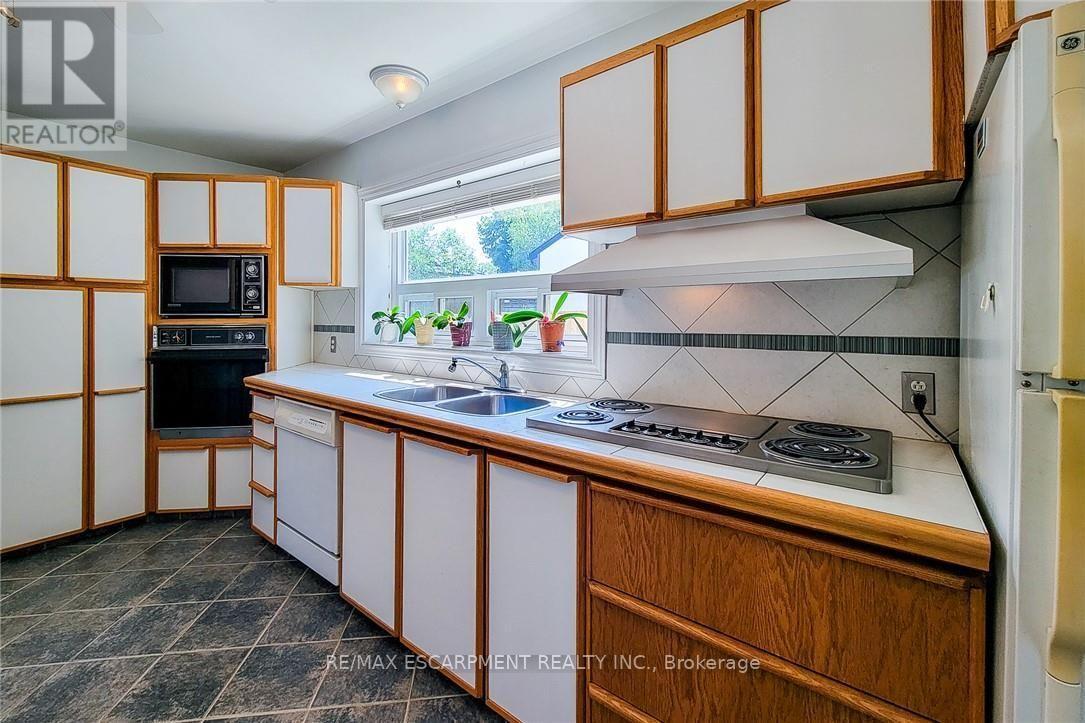 42 Lake Avenue N, Hamilton, ON - Indoor Photo Showing Kitchen With Double Sink