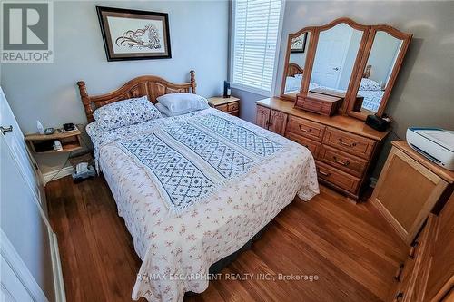 42 Lake Avenue N, Hamilton, ON - Indoor Photo Showing Bedroom