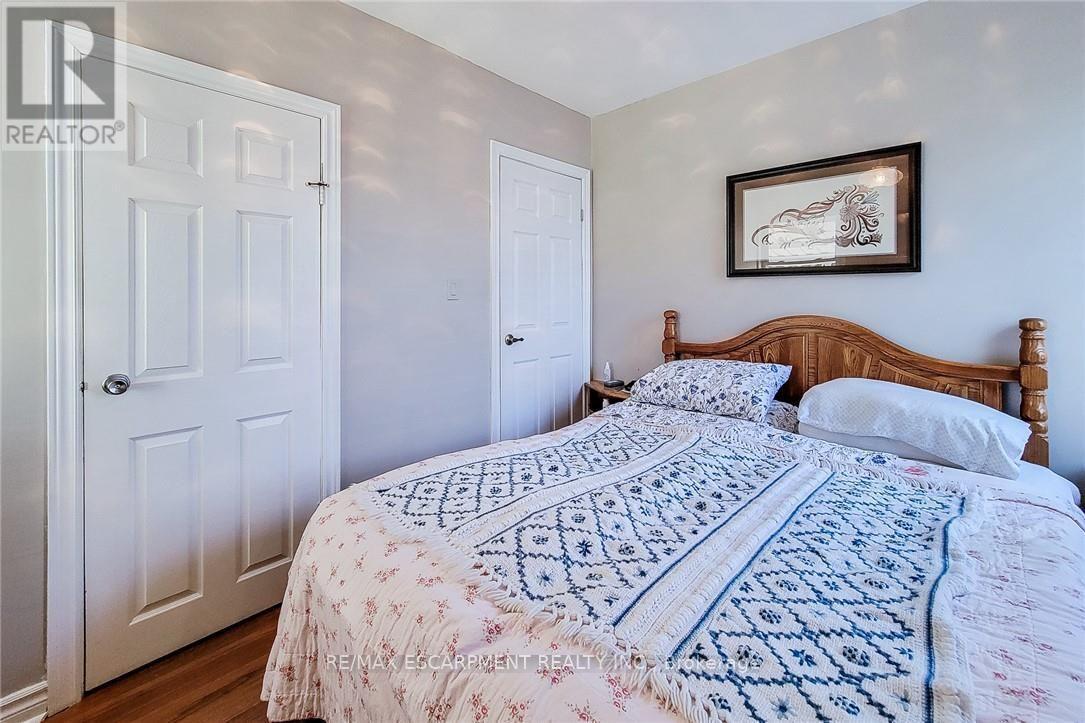 42 Lake Avenue N, Hamilton, ON - Indoor Photo Showing Bedroom