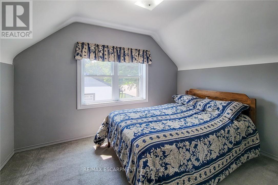 42 Lake Avenue N, Hamilton, ON - Indoor Photo Showing Bedroom