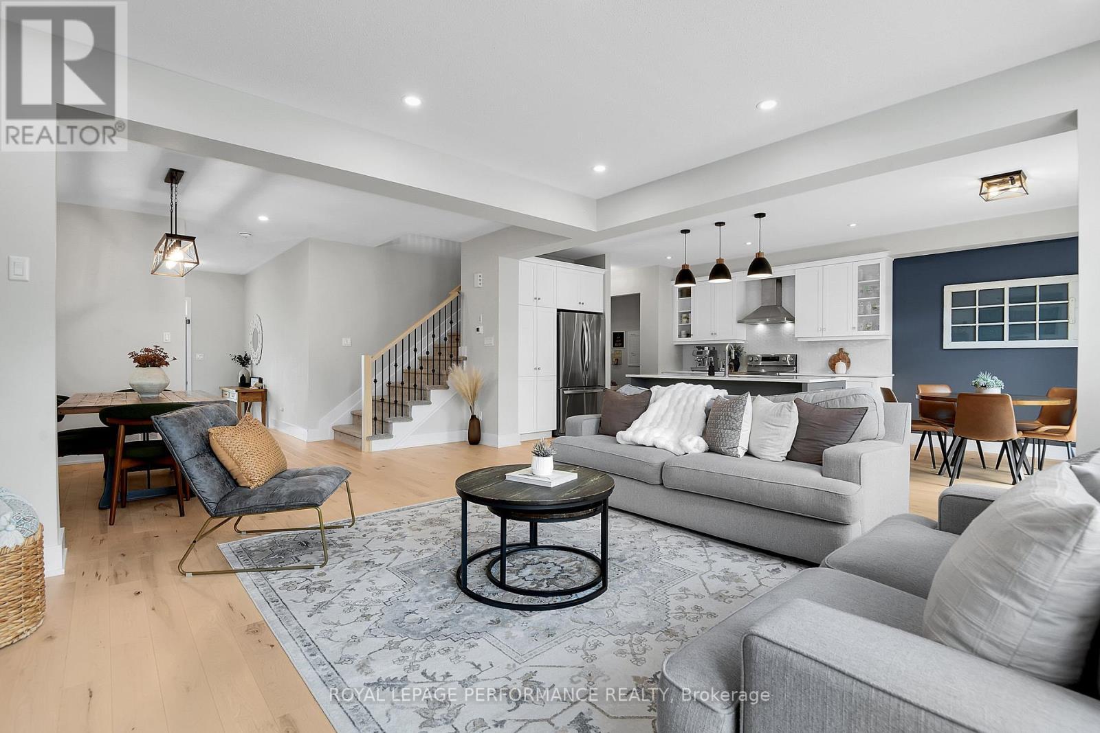 56 Pelham Crescent, Ottawa, ON - Indoor Photo Showing Living Room