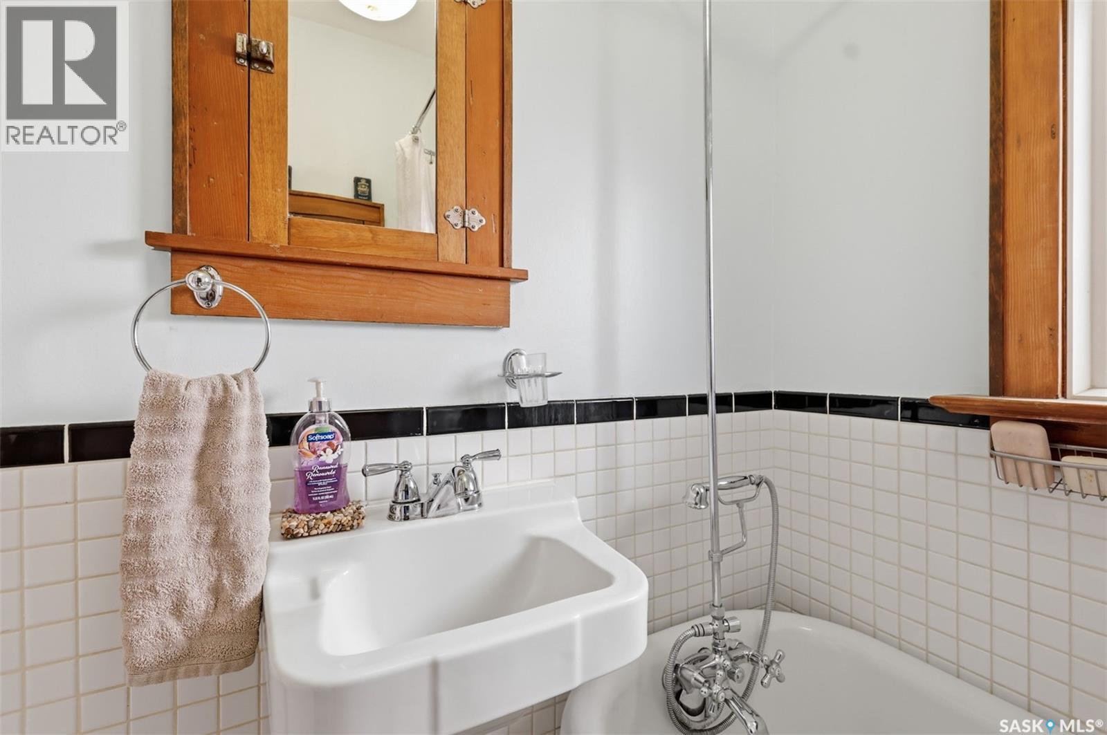 919 6Th Avenue N, Saskatoon, SK - Indoor Photo Showing Bathroom