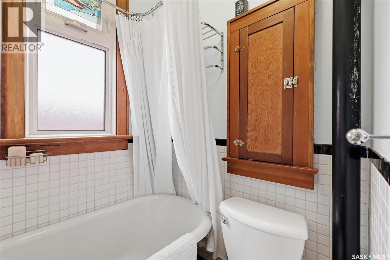 919 6Th Avenue N, Saskatoon, SK - Indoor Photo Showing Bathroom