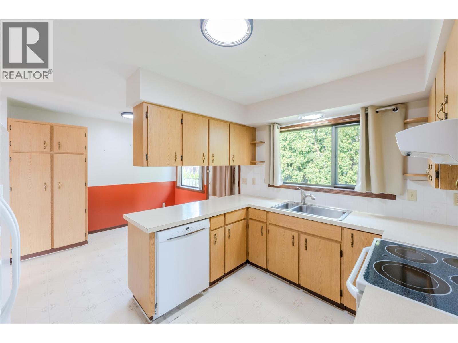 14 Bartlett Place, Osoyoos, BC - Indoor Photo Showing Kitchen With Double Sink