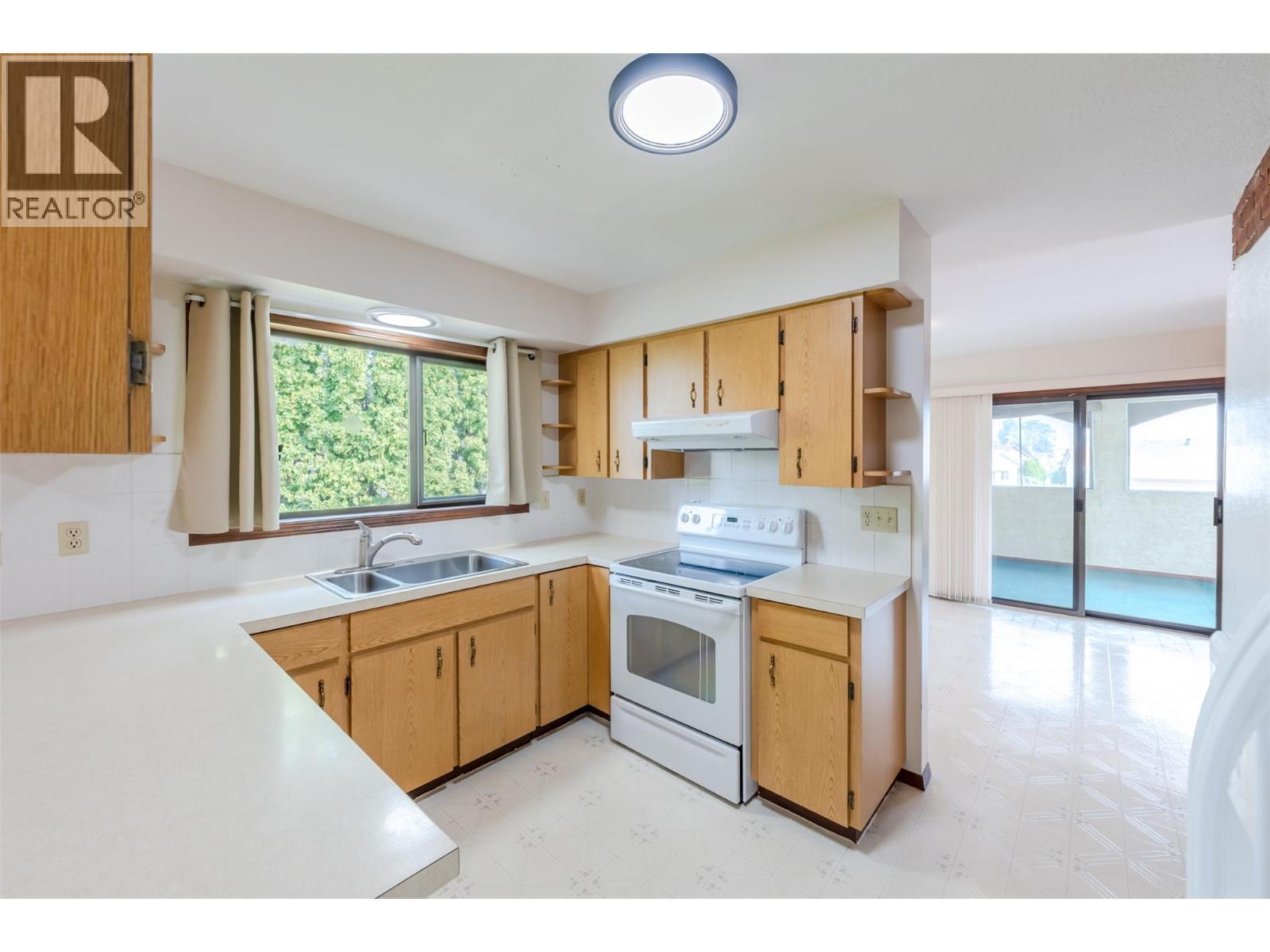 14 Bartlett Place, Osoyoos, BC - Indoor Photo Showing Kitchen With Double Sink