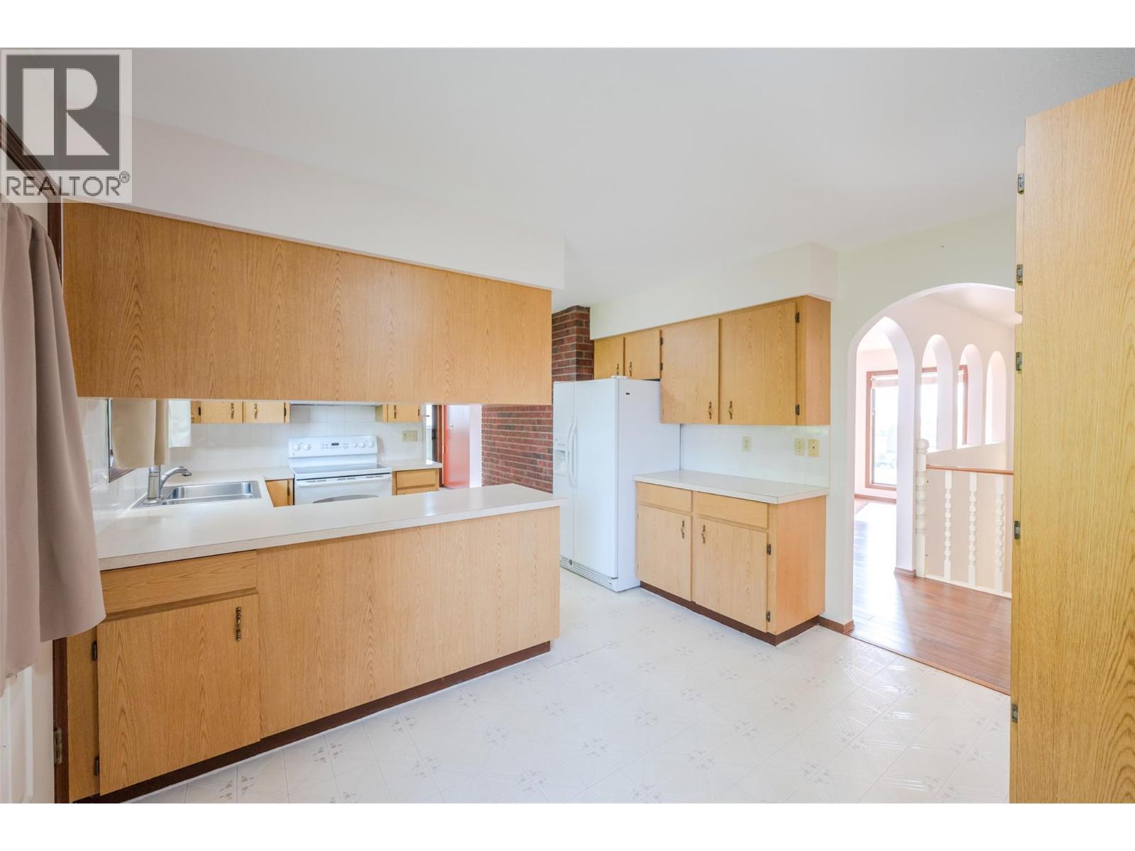 14 Bartlett Place, Osoyoos, BC - Indoor Photo Showing Kitchen