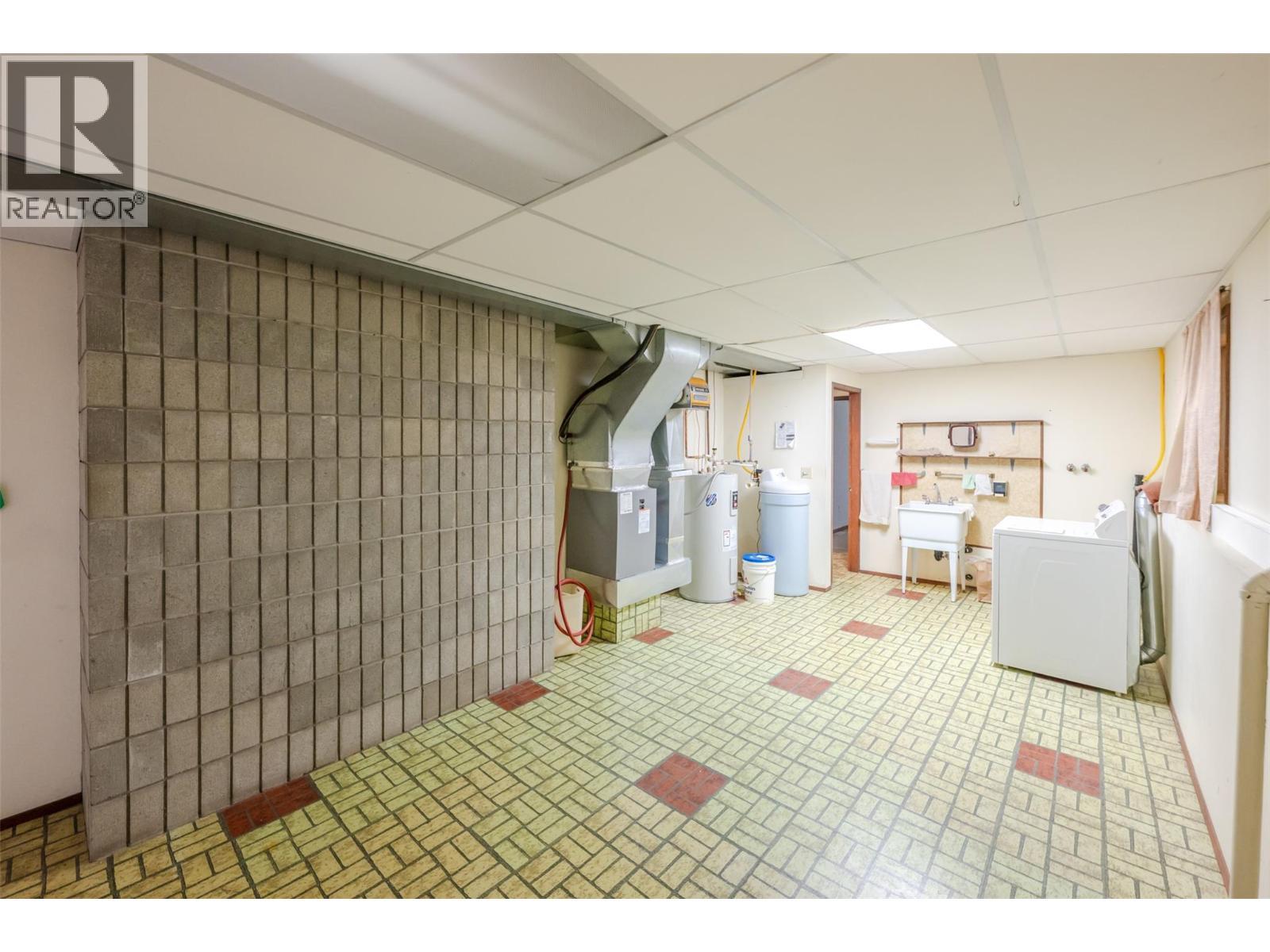 14 Bartlett Place, Osoyoos, BC - Indoor Photo Showing Laundry Room