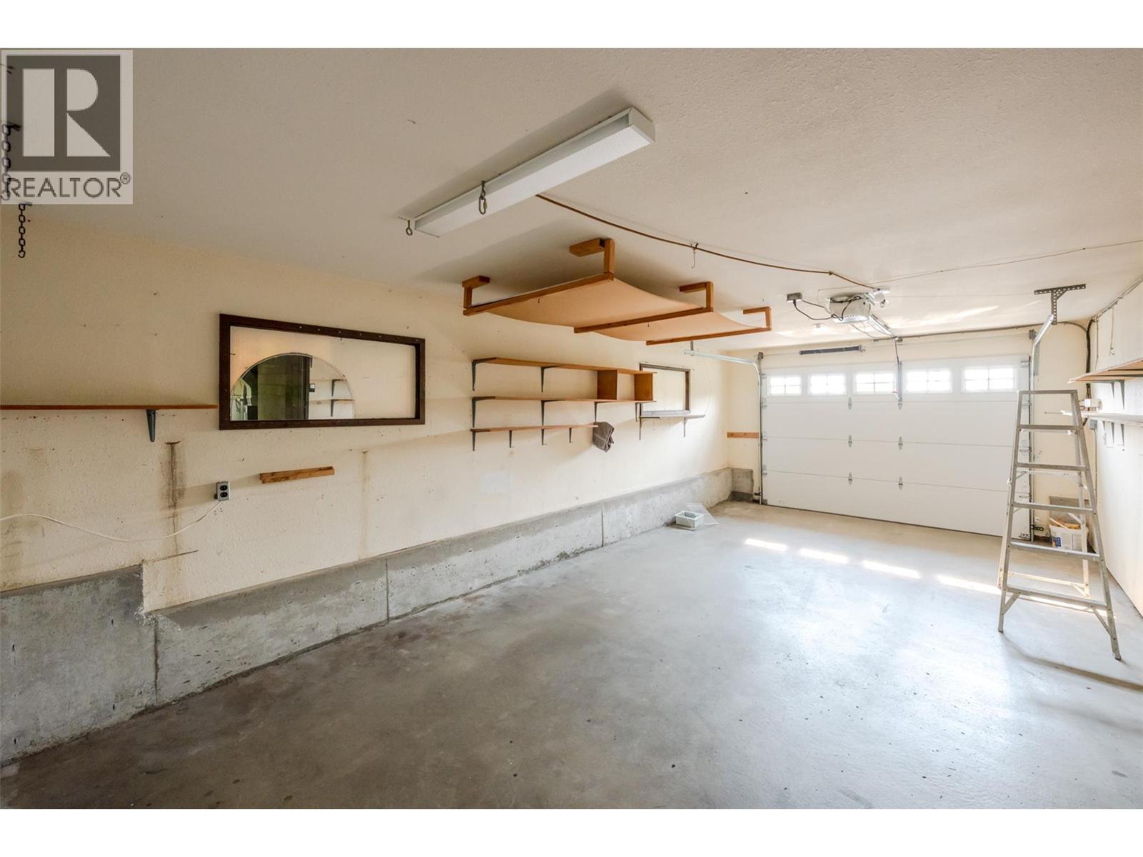 14 Bartlett Place, Osoyoos, BC - Indoor Photo Showing Garage