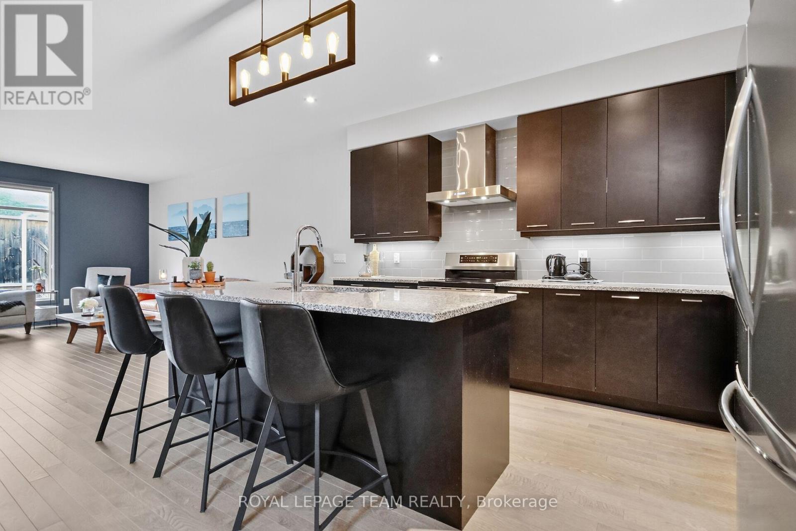140 Larimar Circle, Ottawa, ON - Indoor Photo Showing Kitchen With Upgraded Kitchen