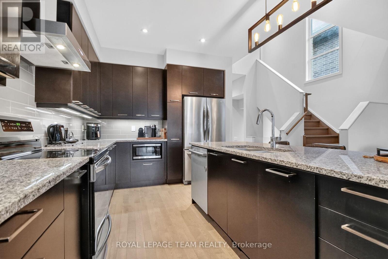 140 Larimar Circle, Ottawa, ON - Indoor Photo Showing Kitchen With Upgraded Kitchen