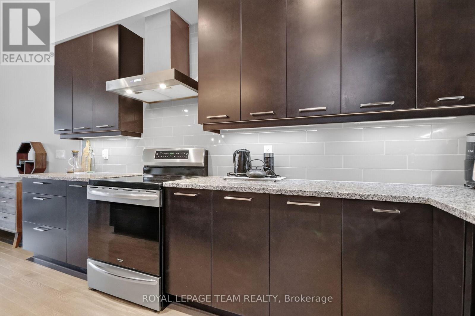 140 Larimar Circle, Ottawa, ON - Indoor Photo Showing Kitchen With Upgraded Kitchen