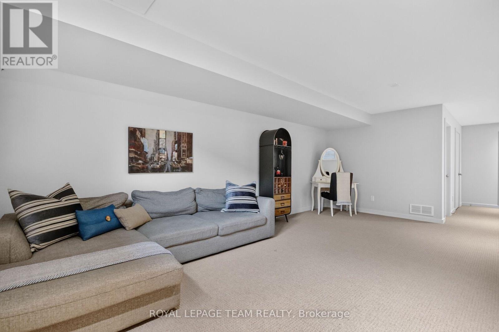 140 Larimar Circle, Ottawa, ON - Indoor Photo Showing Living Room