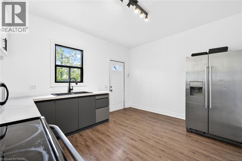 99 Leeming Street, Hamilton, ON - Indoor Photo Showing Kitchen