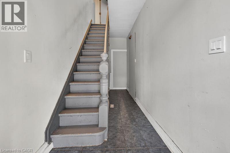 99 Leeming Street, Hamilton, ON - Indoor Photo Showing Other Room