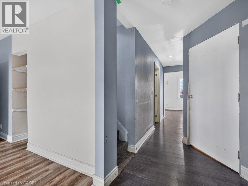 99 Leeming Street, Hamilton, ON - Indoor Photo Showing Other Room