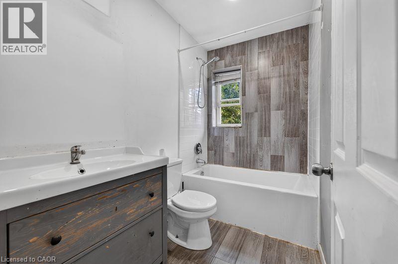 99 Leeming Street, Hamilton, ON - Indoor Photo Showing Bathroom
