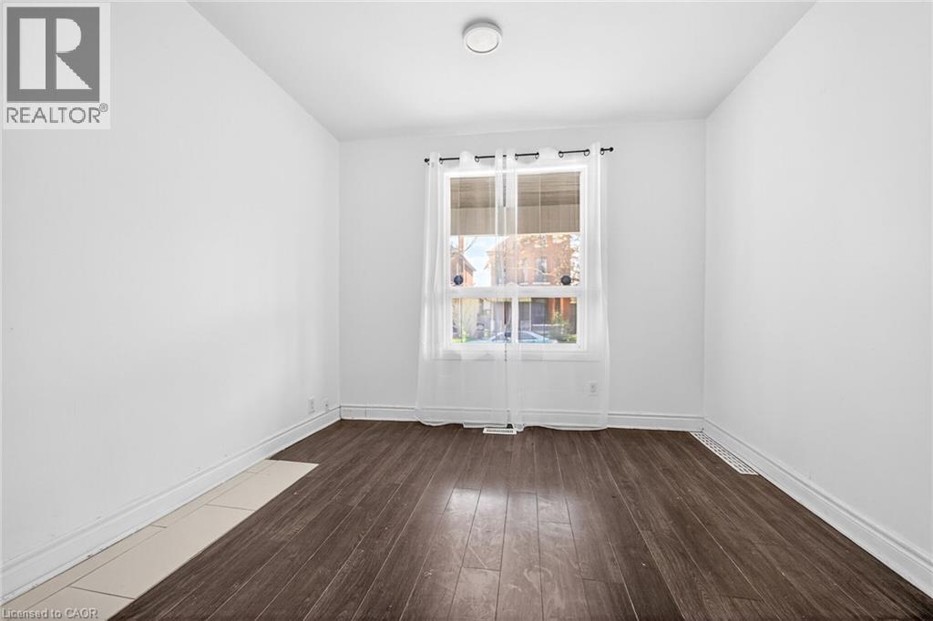 99 Leeming Street, Hamilton, ON - Indoor Photo Showing Other Room
