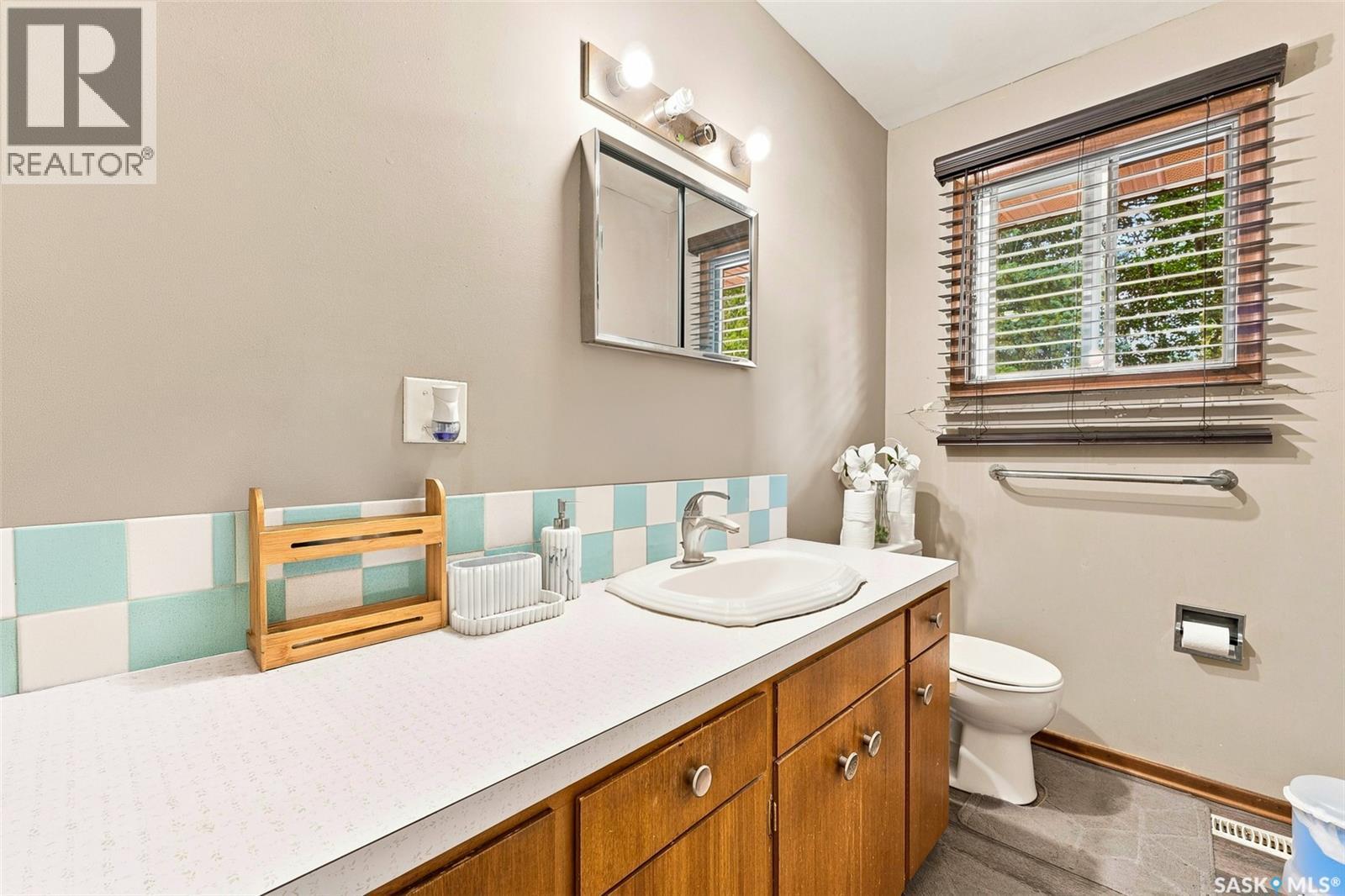 75 Cannon Street, Regina, SK - Indoor Photo Showing Bathroom