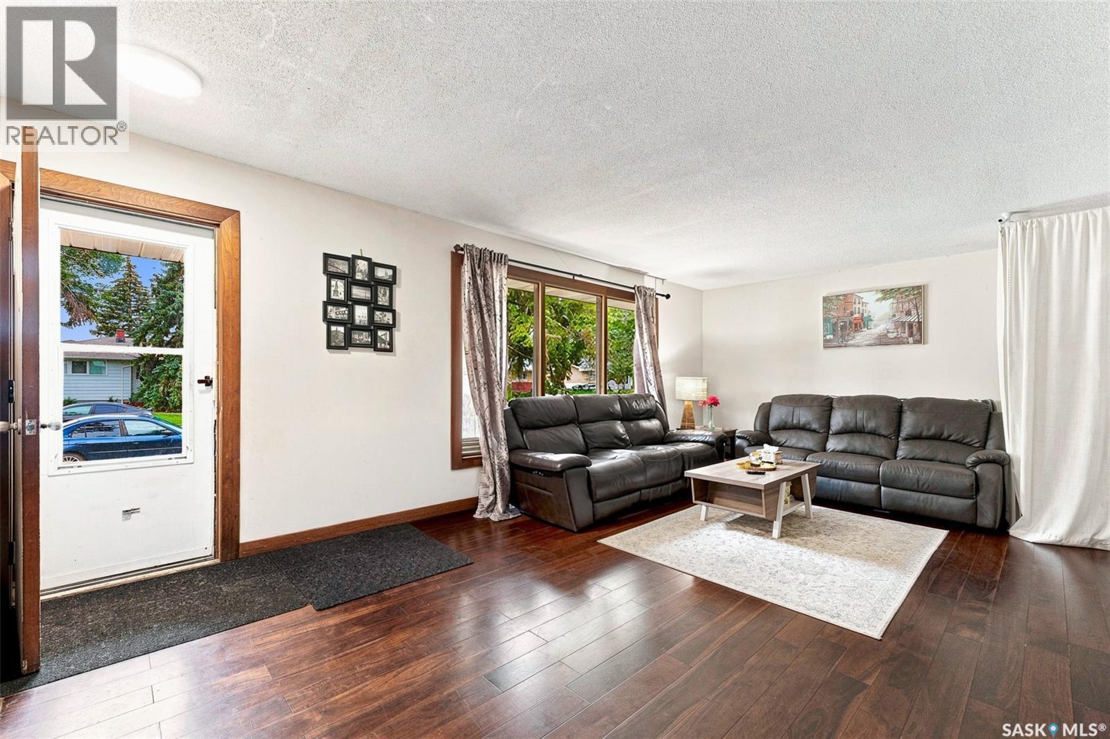 75 Cannon Street, Regina, SK - Indoor Photo Showing Living Room
