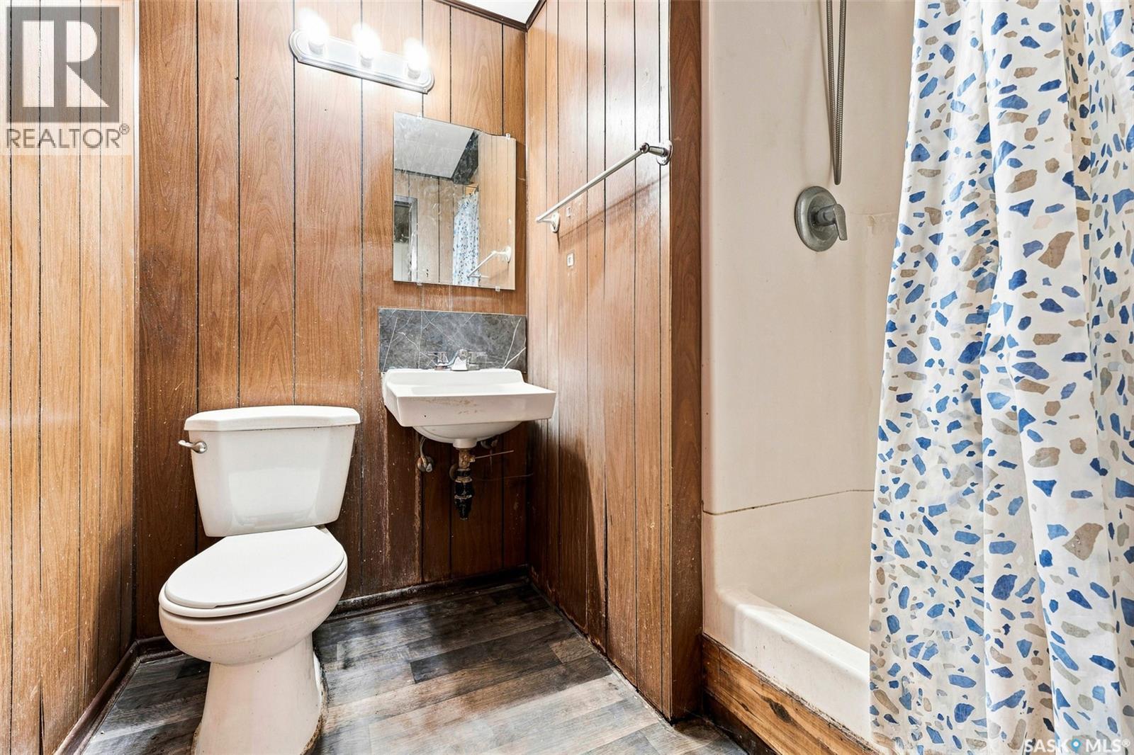 75 Cannon Street, Regina, SK - Indoor Photo Showing Bathroom
