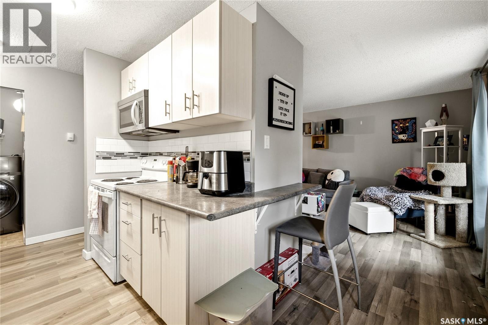 205 31 Rodenbush Drive, Regina, SK - Indoor Photo Showing Kitchen