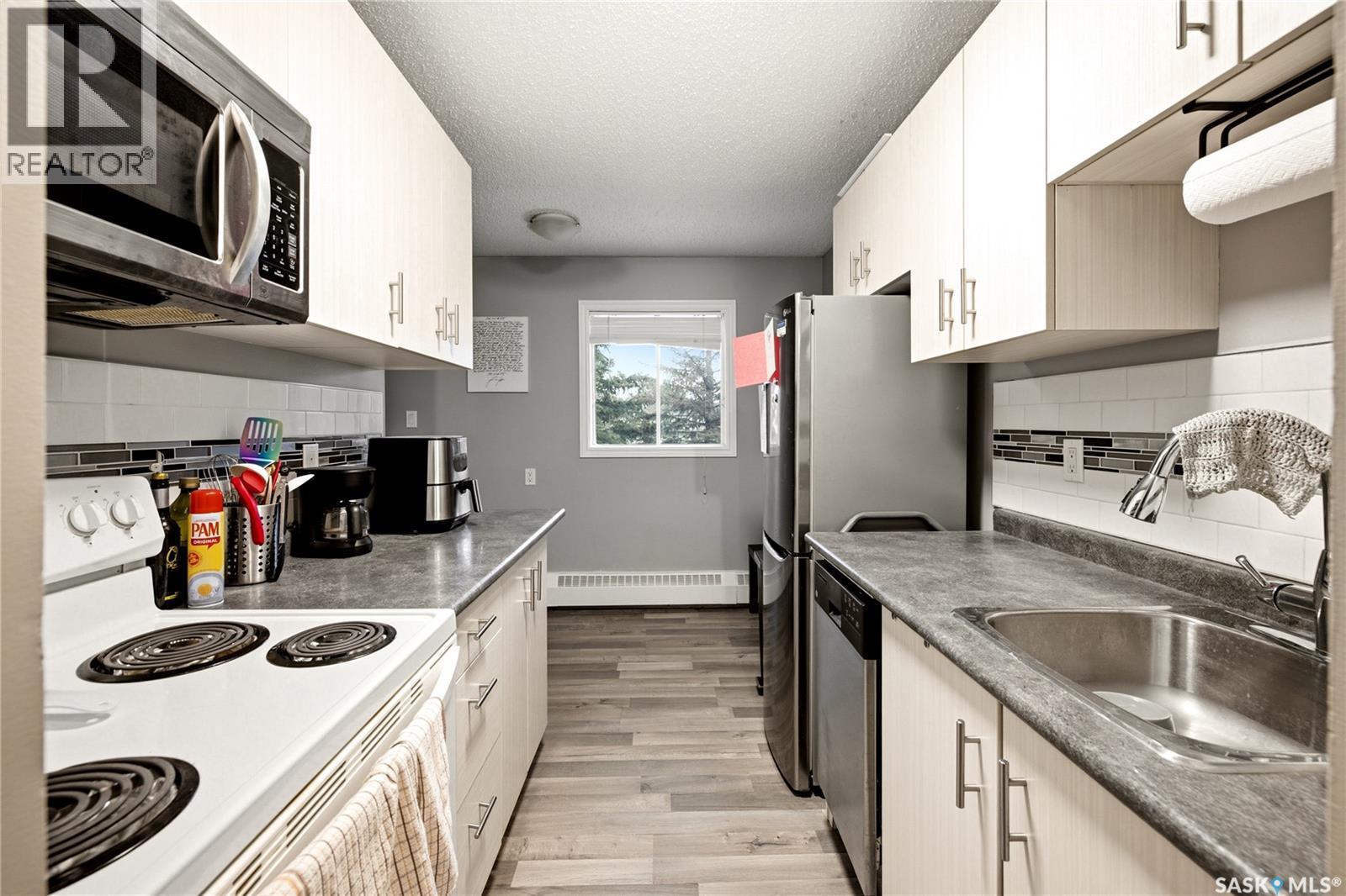 205 31 Rodenbush Drive, Regina, SK - Indoor Photo Showing Kitchen