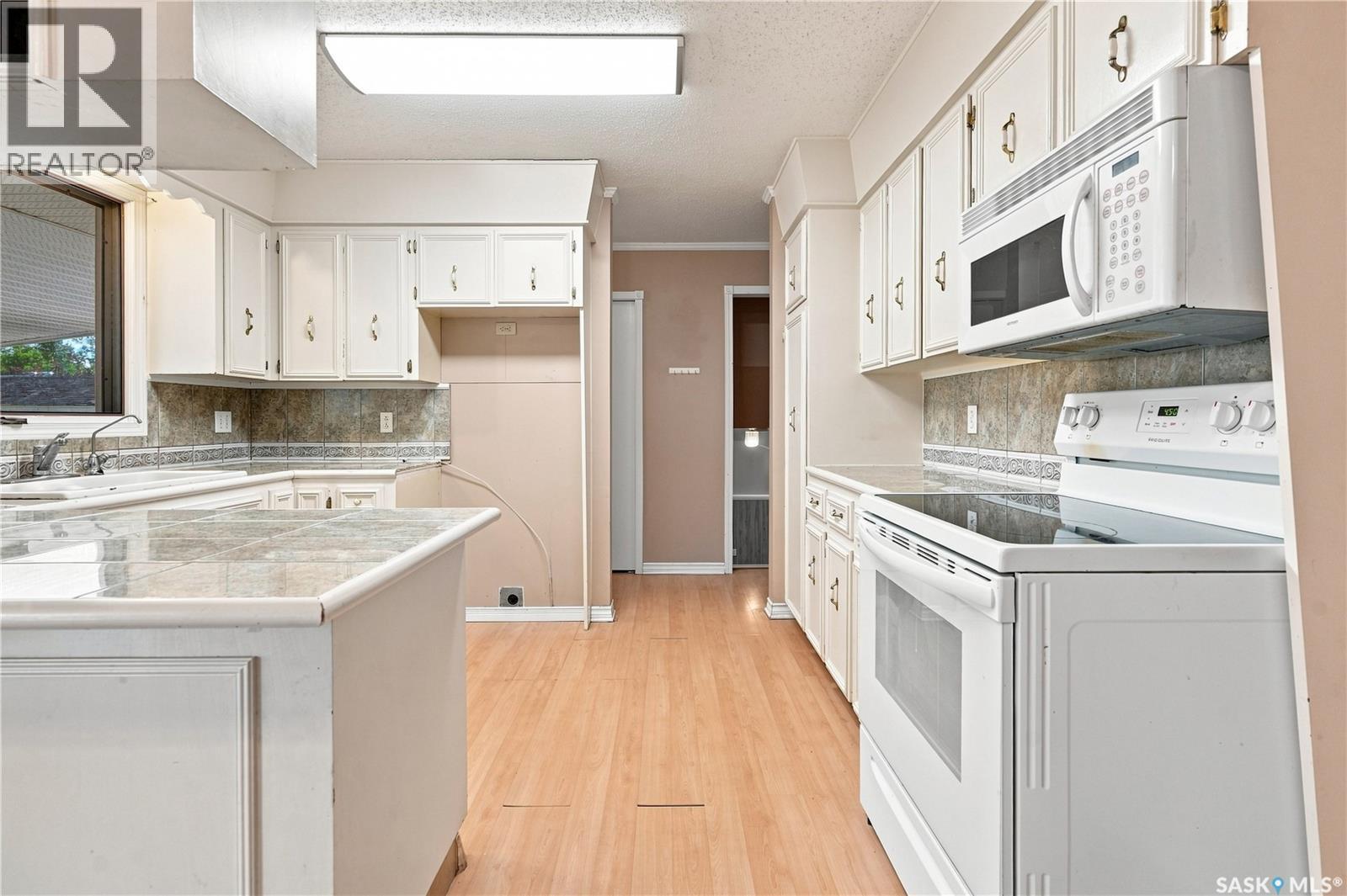 363 Rodenbush Drive, Regina, SK - Indoor Photo Showing Kitchen