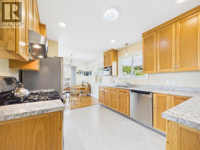 3848 Gordon Ave, Powell River, BC - Indoor Photo Showing Kitchen